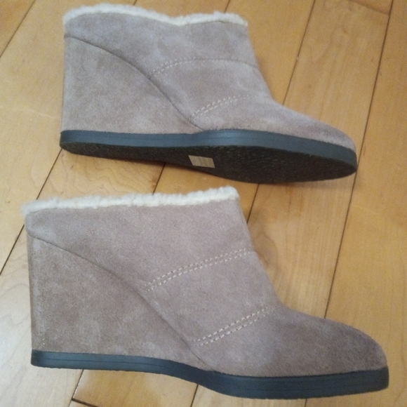 Tahari Spencer suede sherpa lined slip on mule wedges women's size 8 VGUC - Picture 4 of 7